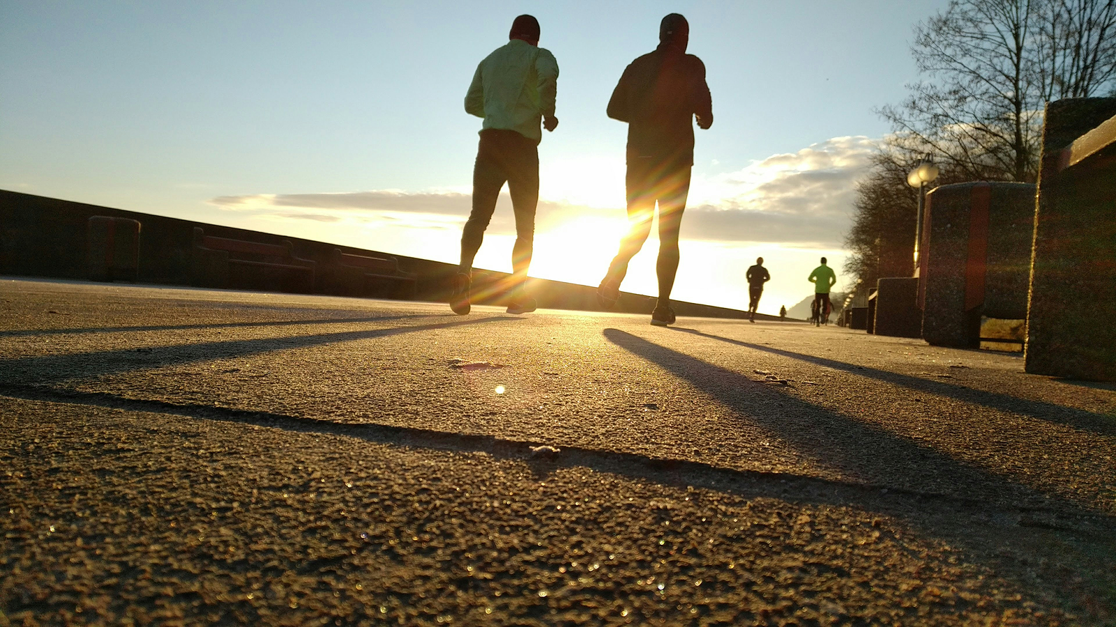 få mer rörelse i vardagen med aktiv livstil - personer som joggar